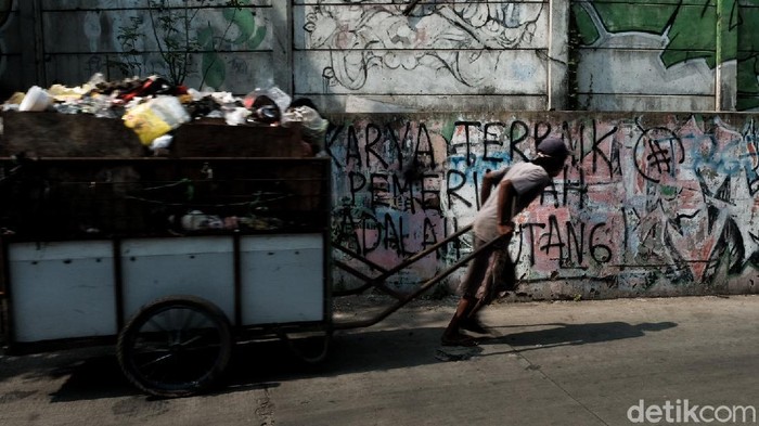 mural Penghapusan mural berupa kritikan terhadap pemerintah tengah marak akhir-akhir ini. Kali ini, mural serupa juga muncul di Jakarta Barat.