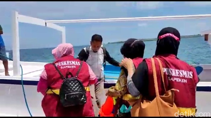 Nakes di Sumenep menempuh perjalanan panjang dan melelahkan untuk vaksinasi COVID-19 di Pulau Sakala. Ini merupakan salah satu pulau terluar di ujung timur Sumenep.