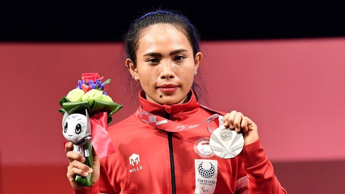 NI NENGAH RAIH PERAK PARALIMPIADE Atlet powerlifting Indonesia Ni Nengah Widiasih (tengah) usai bertanding dalam nomor powerlifting putri 41 kg Paralimpiade Tokyo 2020 di Tokyo International Forum, Jepang, Kamis (26/8/2021). Ni Nengah berhasil meraih medali perak dengan angkatan terbaik 98 kg, sementara medali emas diraih atlet asal China, Guo Lingling, dan medali perunggu diraih atlet asal Venezuela, Clara Sarahy Fuentes. ANTARA FOTO/HO-NPC Indonesia/app/hp.