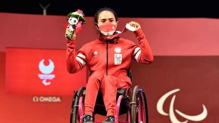 NI NENGAH RAIH PERAK PARALIMPIADE Atlet powerlifting Indonesia Ni Nengah Widiasih (tengah) usai bertanding dalam nomor powerlifting putri 41 kg Paralimpiade Tokyo 2020 di Tokyo International Forum, Jepang, Kamis (26/8/2021). Ni Nengah berhasil meraih medali perak dengan angkatan terbaik 98 kg, sementara medali emas diraih atlet asal China, Guo Lingling, dan medali perunggu diraih atlet asal Venezuela, Clara Sarahy Fuentes. ANTARA FOTO/HO-NPC Indonesia/app/hp.
