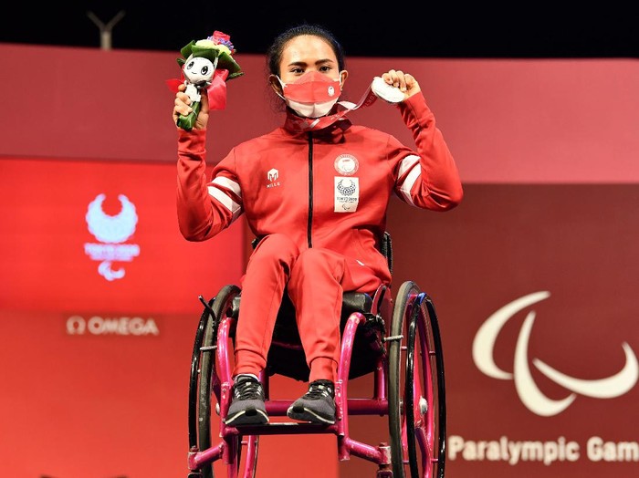 Atlet powerlifting Indonesia Ni Nengah Widiasih (tengah) usai bertanding dalam nomor powerlifting putri 41 kg Paralimpiade Tokyo 2020 di Tokyo International Forum, Jepang, Kamis (26/8/2021). Ni Nengah berhasil meraih medali perak dengan angkatan terbaik 98 kg, sementara medali emas diraih atlet asal China, Guo Lingling, dan medali perunggu diraih atlet asal Venezuela, Clara Sarahy Fuentes. ANTARA FOTO/HO-NPC Indonesia/app/hp.