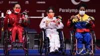 Sementara peringkat pertama diperoleh Guo Lingling adal China. Guo berhasil mencatatkan angkatan terbaiknya 108 kg, yang juga merupakan rekor Paralimpiade. Di peringkat tiga diraih atlet para powerlifting Venezuela, Fuentes Monasterio. Dari tiga kali percobaan angkatan, dia mencatatkan berat angkatan terbaik 94 kg. Sedangkan dua percobaan angkatan 97 kg gagal. Christopher Jue/Getty Images.