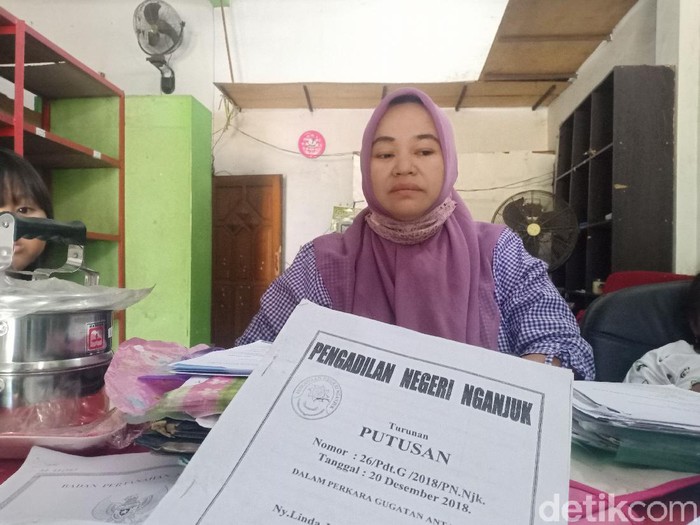 Seorang wanita di Nganjuk terancam kehilangan rumahnya dalam masalah utang piutang. Ia sudah melapor ke polisi sebagai korban penipuan.