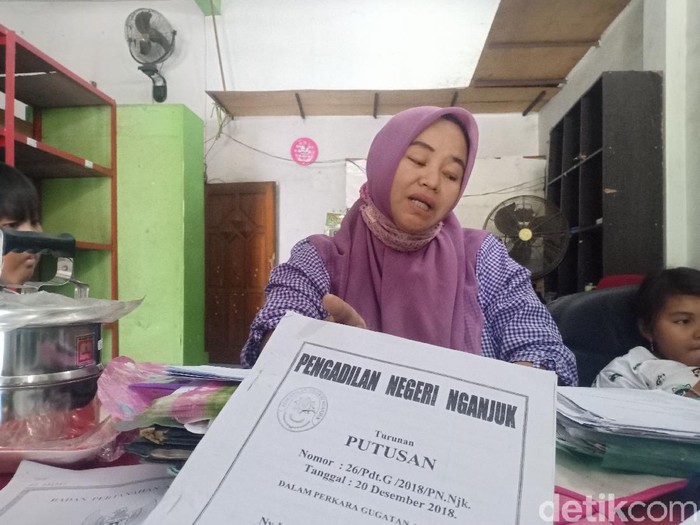Seorang wanita di Nganjuk terancam kehilangan rumahnya dalam masalah utang piutang. Ia sudah melapor ke polisi sebagai korban penipuan.