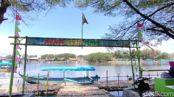 Dalam kondisi normal, penginapan di Pantai Glagah yang mencapai puluhan unit bisa menampung hingga 10 tamu per hari. Namun pada saat ini, jumlahnya menyusut jadi sekitar 2 hingga 3 tamu. Itu pun hitungan untuk per pekan. Dalam kondisi normal, penginapan di Pantai Glagah yang mencapai puluhan unit bisa menampung hingga 10 tamu per hari. Namun pada saat ini, jumlahnya menyusut jadi sekitar 2 hingga 3 tamu. Itu pun hitungan untuk per pekan.Â