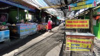 Nasib serupa juga menimpa para pedagang di kawasan Pantai Glagah. Ditutupnya akses menuju pantai selama PPKM membuat penghasilan mereka merosot tajam. Beralih profesi hingga menjual perhiasan jadi pilihan untuk bertahan hidup.