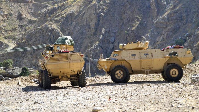 Pasukan Anti-Taliban Jaga Ketat Pertahanan Terakhir Afghanistan Armored vehicles of the militia loyal to Ahmad Massoud, son of Ahmad Shah Massoud, are seen in Panjshir Valley, north of Kabul, Afghanistan, Wednesday, Aug. 25, 2021. The Panjshir Valley is the last region not under Taliban control following their stunning blitz across Afghanistan. Local fighters held off the Soviets in the 1980s and the Taliban a decade later under the leadership of Ahmad Shah Massoud, a guerrilla fighter who attained near-mythic status before he was killed in a suicide bombing. (AP Photo/Jalaluddin Sekandar)