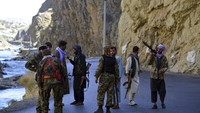 Milisi anti Taliban berjaga-jaga di Lembah Panjshir, Timur Laut Afghanistan, Rabu (25/8/2021) waktu setempat. AP Photo/Jalaluddin Sekandar  