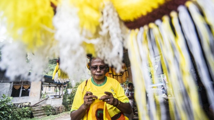 PB PON PAPUA SIAPKAN 25 RIBU NOKEN Warga menganyam akar kayu untuk dijadikan noken di Polimak IV Kota Jayapura, Papua, Kamis (26/8/2021). Panitia Besar Pekan Olahraga Nasional (PB PON) Papua akan menyiapkan 25 ribu noken untuk dibagikan kepada atlet, ofisial dan tamu undangan sebagai cinderamata. ANTARA FOTO/Muhammad Adimaja/rwa.