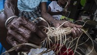 Noken tersebut dibuat dari akar kayu yang dianyam sedemikian rupa.