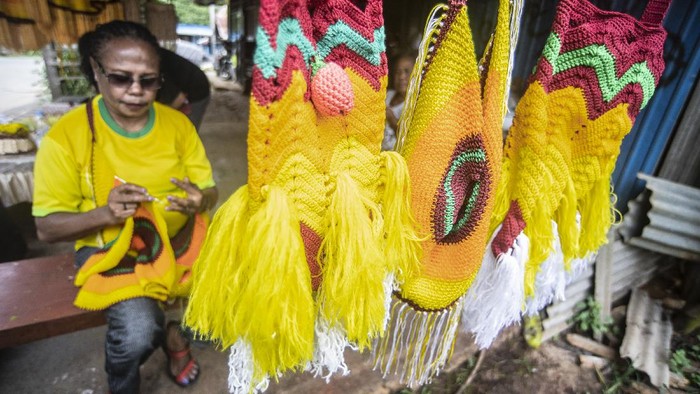 Warga menganyam akar kayu untuk dijadikan noken di Polimak IV Kota Jayapura, Papua, Kamis (26/8/2021). Panitia Besar Pekan Olahraga Nasional (PB PON) Papua akan menyiapkan 25 ribu noken untuk dibagikan kepada atlet, ofisial dan tamu undangan sebagai cinderamata. ANTARA FOTO/Muhammad Adimaja/rwa.