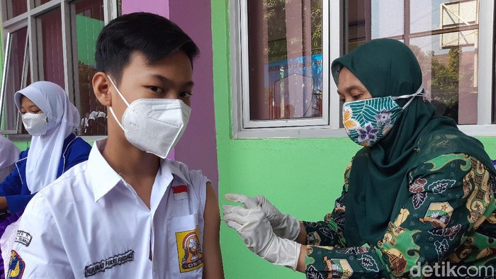 Pelajar antusias mengikuti vaksinasi di salah satu SMP Kota Serang