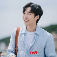 Second lead Hometown Cha Cha Cha, Lee Sang Yi, tengah menjadi perbincangan. Kisah cintanya dalam drama tak kalah seru untuk diikuti. Penonton pun menantikan bromance-nya dengan Kim Seon Ho. Foto: dok. tvN