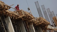 Pekerja melakukan proses pembangunan rusun yang akan digunakan sebagai tempat tinggal eks pemulung dan tunawisma di Balai Karya Pangudi Luhur, Bekasi, Jawa Barat, Kamis (26/2/2021).   