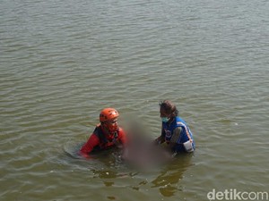 Mayat Pria Terikat Rafia Ditemukan Mengapung di Bendungan Kalimati Mojokerto