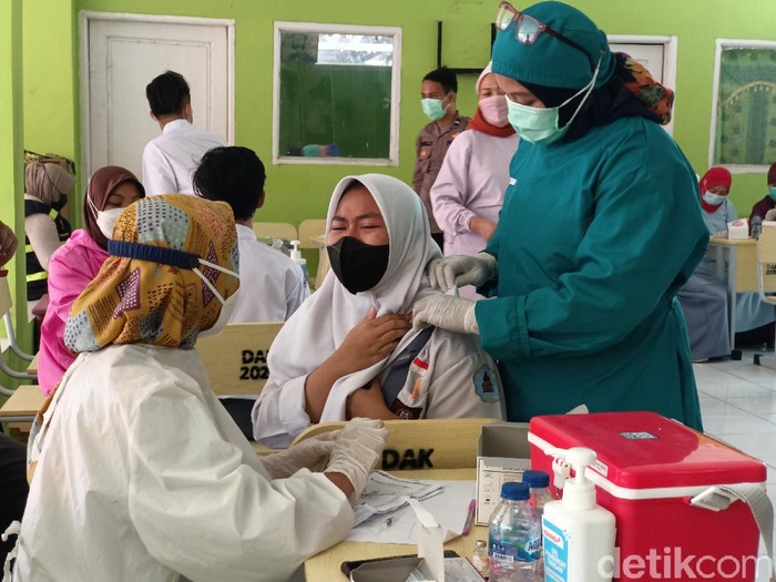 Pemerintah mempercepat vaksinasi pelajar di Karawang