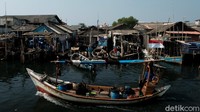 Terkadang, pendapatan para nelayan tidak menentu tergantung hasil laut, yang membuat mereka berada di garis kemiskinan.  
