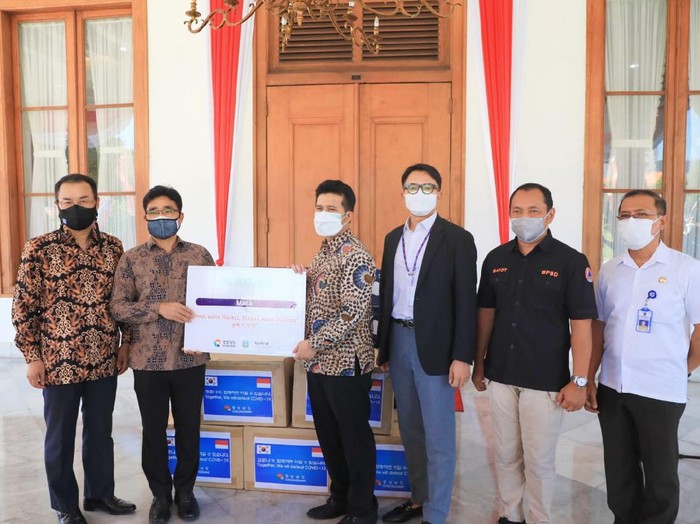 Pemprov Jatim Dapat 26.000 Masker dari Gyeongnam Korsel