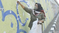 Diperkirakan ukuran mural tersebut memiliki tinggi dua meter dengan lebar 2,5 meter. Mural tersebut berjejer dengan coretan grafiti lainnya.  