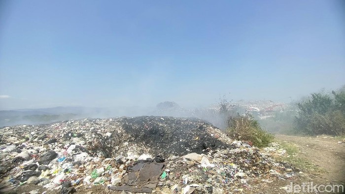 Penampakan TPA Heuleut di Kabupaten Majalengka yang terbakar