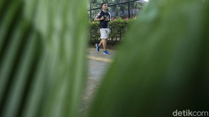 Petang di Lapangan Banteng Memasuki PPKM level 3, sejumlah warga ibu kota memanfatkan momen tersebut untuk berolahraga. Salah satunya di kawasan Lapangan Banteng.