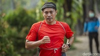 Sesekali warga boleh membuka masker sejenak ketika tengah dalam posisi sepi untuk tubuh mendapatkan asupan oksigen yang cukup.