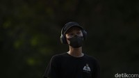 Berolahraga sambil mendengarkan musik juga menjadi pemicu semangat, selain itu mendengarkan musik juga dapat menjaga kecepatan saat berlari.