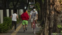 Dalam aturan terbarunya Pemerintah menganjurkan untuk berolahraga secara individual atau berkelompok namun jumlahnya tak lebih dari empat orang. Berolahraga bersama dapat mengurangi tingkat stress, selain itu juga meningkatkan mood hingga mengurangi cidera. Bagaimana menurut Anda?