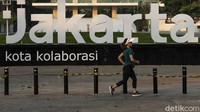 Warga beraktivitas di Kawasan Lapangan Banteng, Jakarta, Kamis (26/8/2021). Meski taman tersebut masih ditutup sejumlah warga tetap menggunakan trotoar untuk melakukan aktivitas berolahraga.