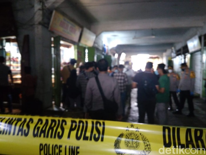 Polisi melakukan olah TKP terkait perampokan bersenjata api di Medan. Polisi menemukan 3 butir selongsong di TKP (Datuk Haris/detikcom) Polisi melakukan olah TKP terkait perampokan bersenjata api di Medan. Polisi menemukan 3 butir selongsong di TKP (Datuk Haris/detikcom)