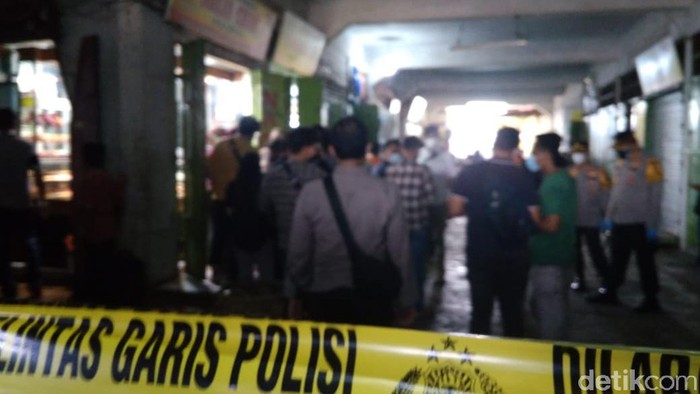 Polisi melakukan olah TKP terkait perampokan bersenjata api di Medan. Polisi menemukan 3 butir selongsong di TKP (Datuk Haris/detikcom)