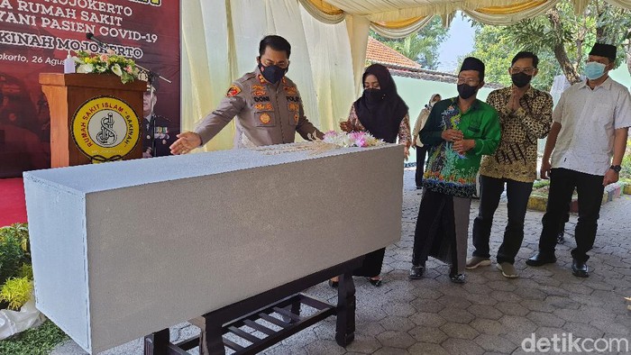 Polisi Mojokerto menghibahkan 150 peti jenazah untuk 6 rumah sakit rujukan COVID-19. Peti jenazah itu untuk membantu menangani korban virus Corona.