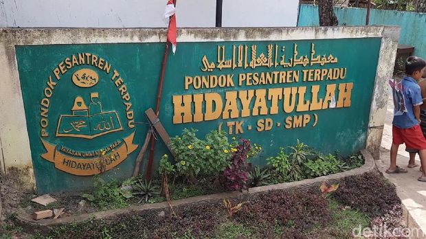 Ponpes Terpadu Hidayatullah yang berlokasi di Banyuasin, Sumsel terbakar hebat. Bangunan dua lantai ponpes tersebut hangus terbakar. (Prima S/detikcom)