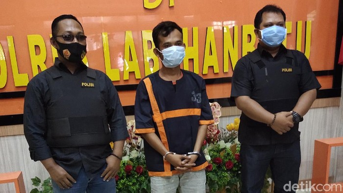 Pria yang paksa anak merokok di Labuhanbatu Utara, Sumut, ditangkap (Ahmad Fauzi Manik/detikcom)