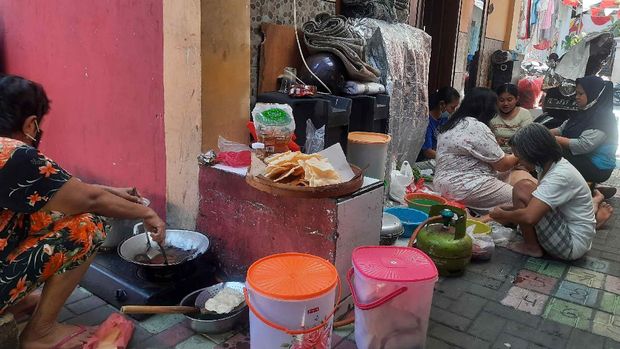 rumah ambruk di tambaksari surabaya