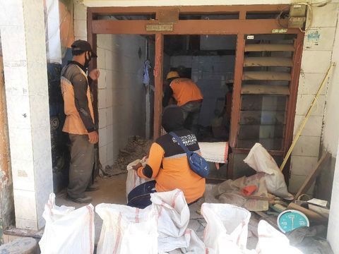 rumah ambruk di tambaksari surabaya
