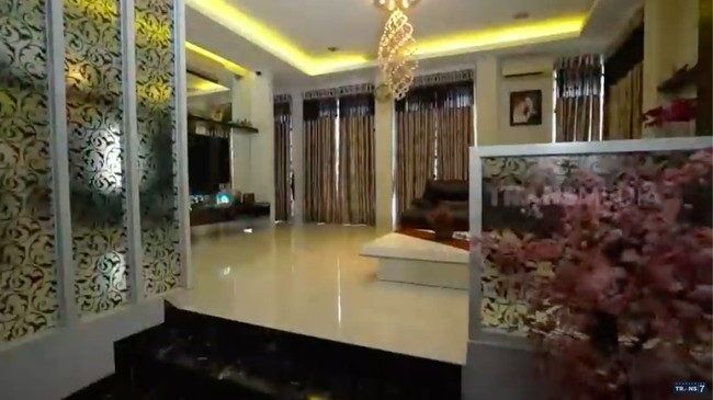 Rumah dibangun dengan gaya arsitektur yang minimalis. Interiornya pun disesuaikan.  (Foto: YouTube/Trans7 Official)