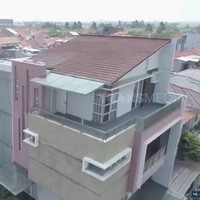Inilah rumah Lina Kartika, penjual bakmie ayam yang viral karena perawakannya yang seksi. Terdiri dari empat lantai, rumah tersebut paling menonjol dari rumah-rumah sekitarnya. (Foto: YouTube/Trans7 Official)