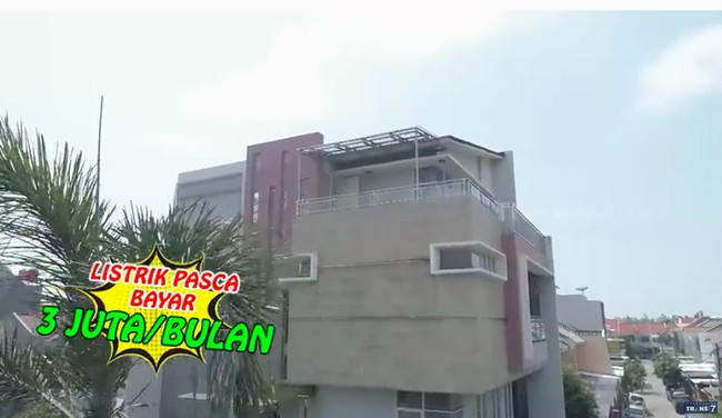 Memiliki rumah besar artinya Lina Katika harus siap dengan biaya perawatan dan lain-lain yang tak murah. Untuk listrik saja, ia bisa menghabiskan Rp 3 juta per bulan.  (Foto: YouTube/Trans7 Official)