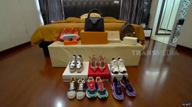 Kamar hadir dengan lantai kayu yang menciptakan atmosfer hangat. Di kamar, ia menyimpan sejumlah tas dan sepatu branded. (Foto: YouTube/Trans7 Official)
