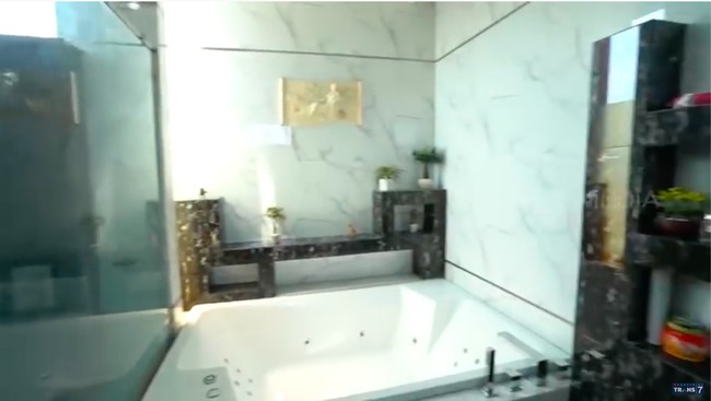 Bak hotel bintang lima, kamar mandi utama dilapisi marmer putih yang elegan. (Foto: YouTube/Trans7 Official)