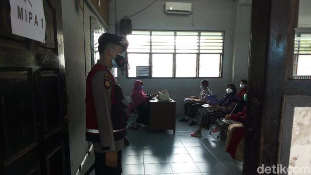 Satgas COVID-19 melakukan razia PPKM level 4 di Medan, Sumut. Petugas menemukan salah satu sekolah melakukan pelanggaran pembelajaran tatap muka. (Datuk Haris/detikcom)