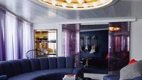 Tempat tidur penumpang kapal pesiar Scarlet Lady dapat diubah menjadi sofa di siang hari. Dan, di setiap kamar dilengkapi dengan pencahayaan suasana merek dagang Virgin.