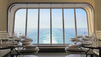 Pemandangan salah satu restoran. Kapal pesiar Scarlet Lady meninggalkan Portsmouth, Inggris pada awal bulan lalu. Armada ini akan berlayar selama tiga hari di perairan Inggris.