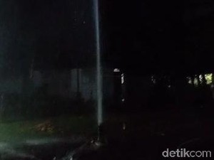 Semburan Air 15 Meter di Bojonegoro Awalnya Bening, Kini Keruh dan Bau Belerang