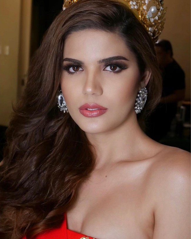 Aku menantikan untuk mengarungi petualangan baru ini, fase terbaru dalam hidupku karena aku akan akan menjalaninya bersamamu, suamiku, tulis Sharifa. Foto: Instagram @sharifaakeel