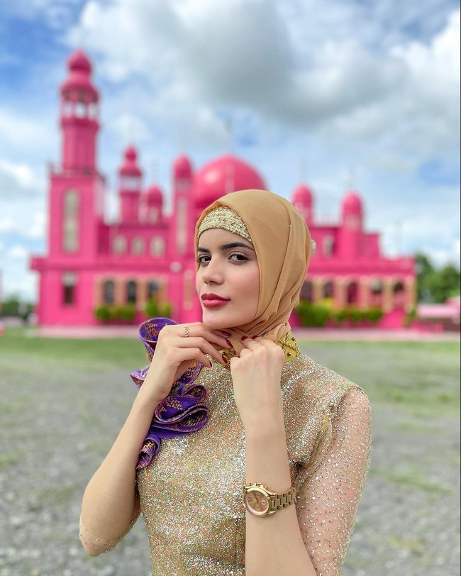 Setahun lalu saat disebut istri Toto sebagai selingkuhan suaminya di sebuah acara televisi, ia mengaku siap ditantang di pengadilan jika bisa memberikan buktinya. Foto: Instagram @sharifaakeel