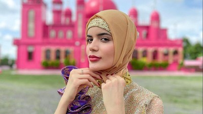 10 Foto Ratu Kecantikan yang Jadi Istri Kedua Politisi Lebih Tua 29 Tahun