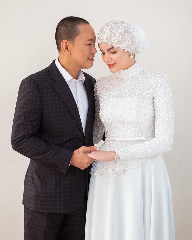 Dalam postingannya di Instagrm, Sharifa pun mengungkap sekelumit perjalanan cinta mereka yang diakui tidaklah mudah. Hal itu tampaknya merujuk pada fakta bahwa Sharifa adalah istri kedua dari pri yang lebih tua 29 tahun darinya tersebut. Foto: Instagram @sharifaakeel