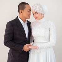 Dalam postingannya di Instagrm, Sharifa pun mengungkap sekelumit perjalanan cinta mereka yang diakui tidaklah mudah. Hal itu tampaknya merujuk pada fakta bahwa Sharifa adalah istri kedua dari pri yang lebih tua 29 tahun darinya tersebut. Foto: Instagram @sharifaakeel